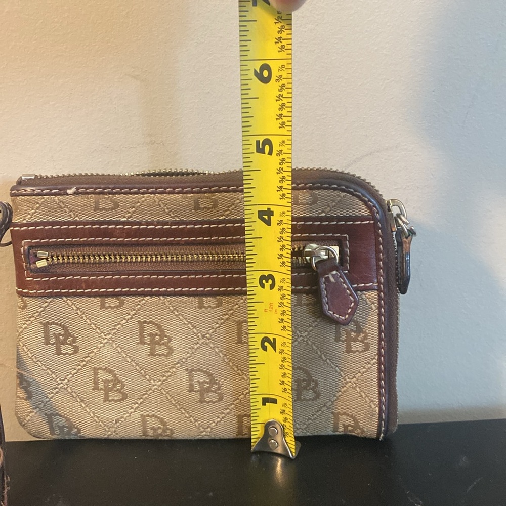Dooney and Bourke wristlet - Picture 5 of 5